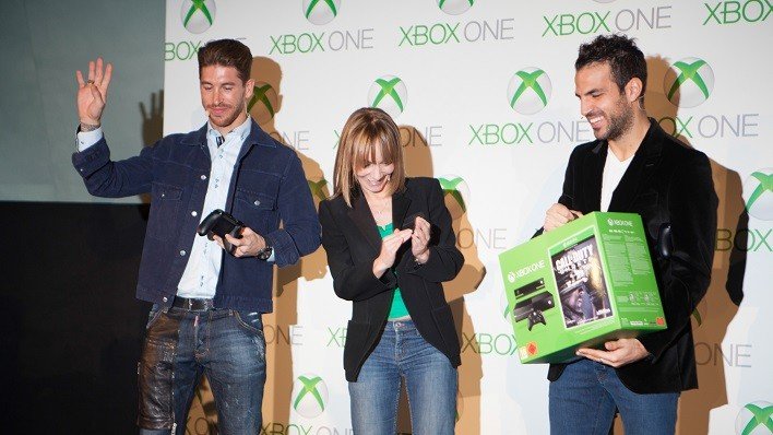 FOTOS_EVENTO_XBOX_Maria Garaña entrega la Xbox One al ganador